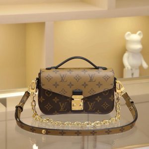 LV East West Métis Mini Messenger Bag This stylish shoulder bag features a trendy backpack silhouette. Crafted from the brand's Monogram canvas, the compact design showcases a distinctive S-lock clasp and chic top handle, with a polished surface that gleams brilliantly. Versatile and spacious, it includes a detachable long shoulder strap for comfortable crossbody or shoulder carry. An ideal everyday companion. Dimensions: 21.5 x 6 x 13.5 cm